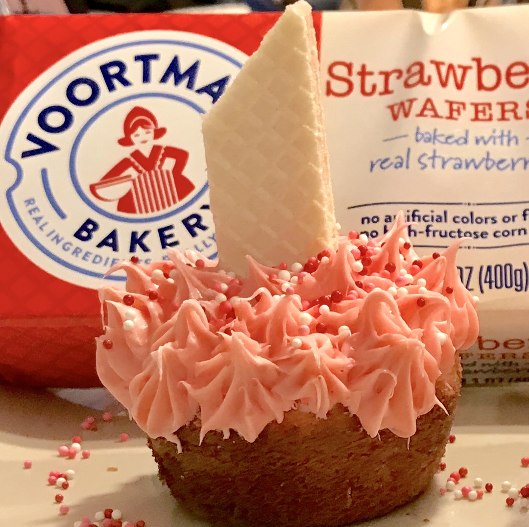 Voortman Strawberry Wafer Birthday Candle Cupcakes #Voortman #strawberry #cupcakes #baking #blogger #blog #food #foodie #recipe #ad