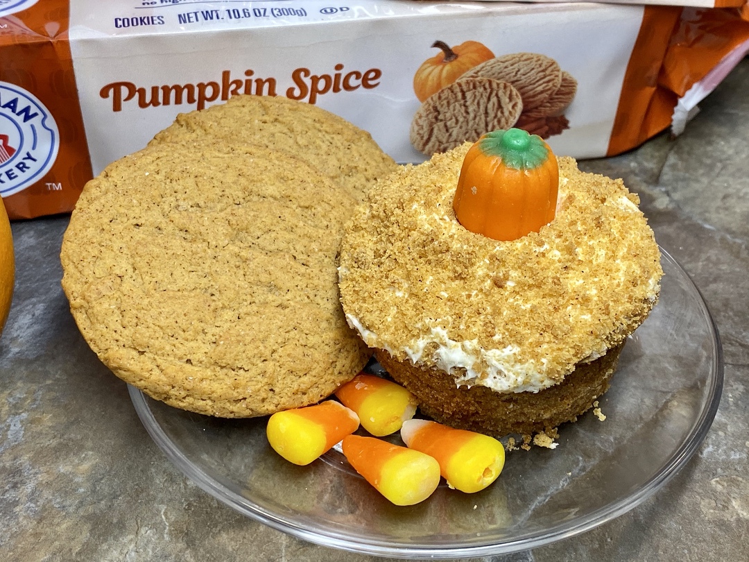 Pumpkin Spice Crumble Cupcakes with Voortman Bakery